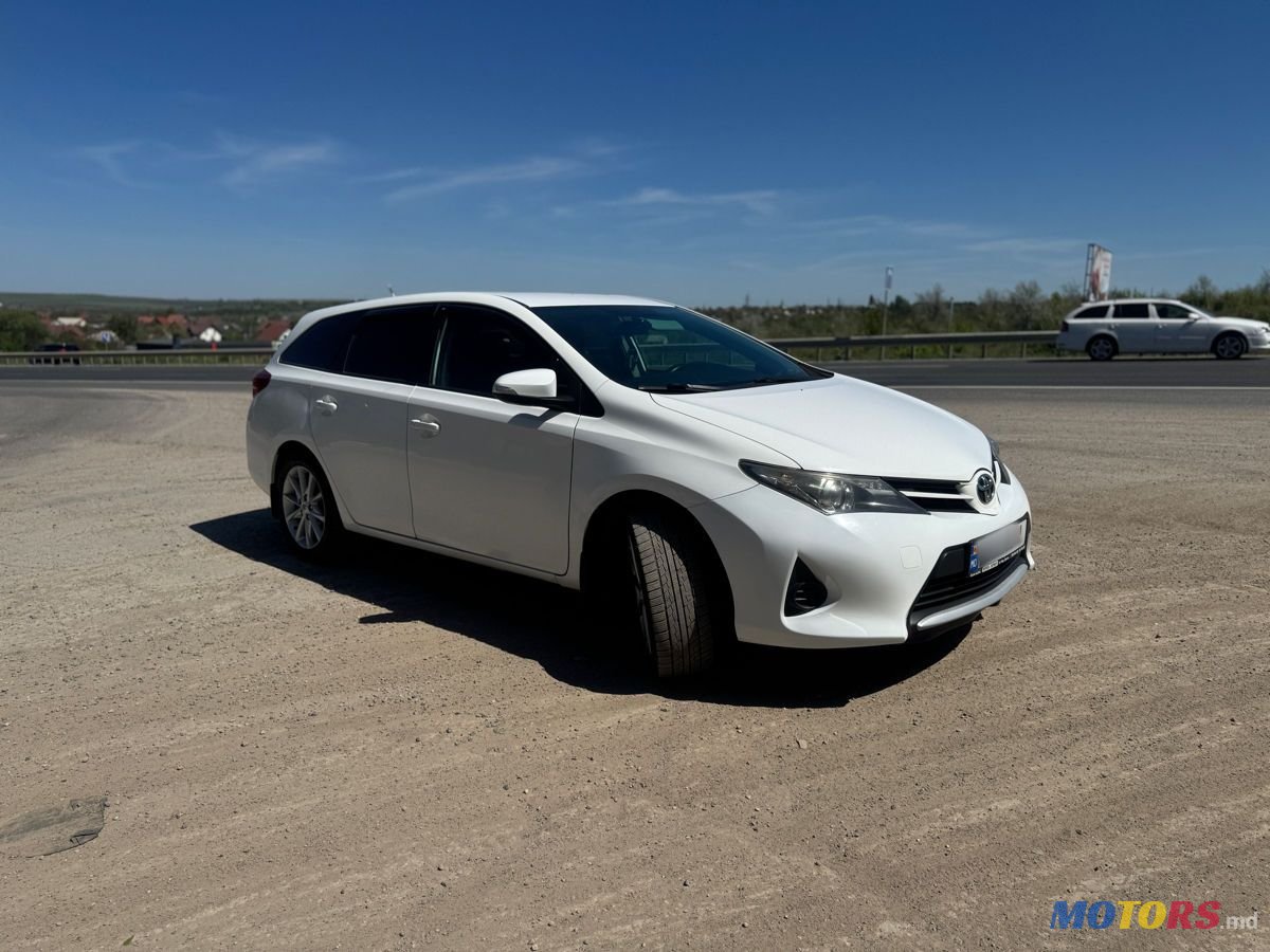 2013' Toyota Auris photo #2