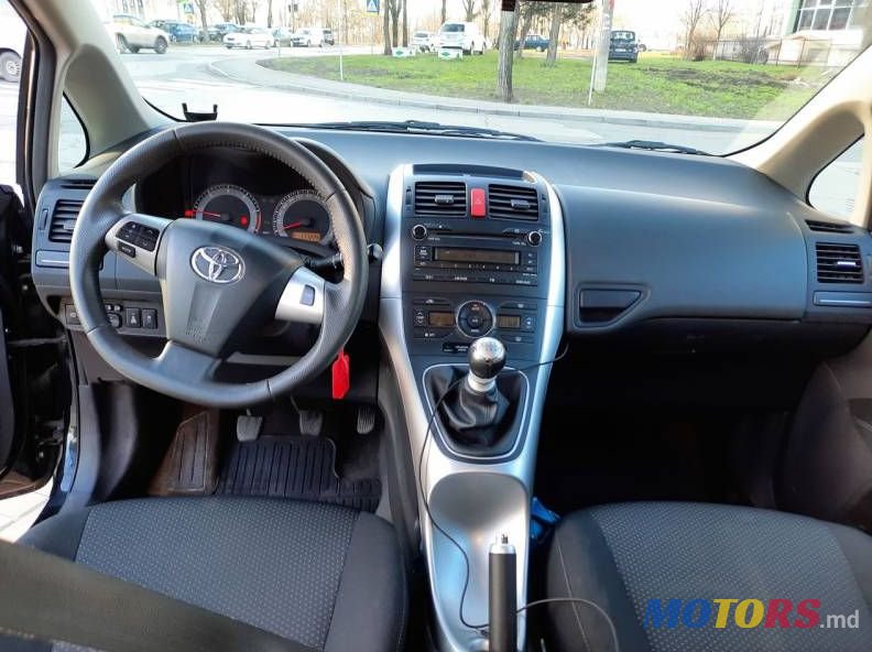2011' Toyota Auris photo #2