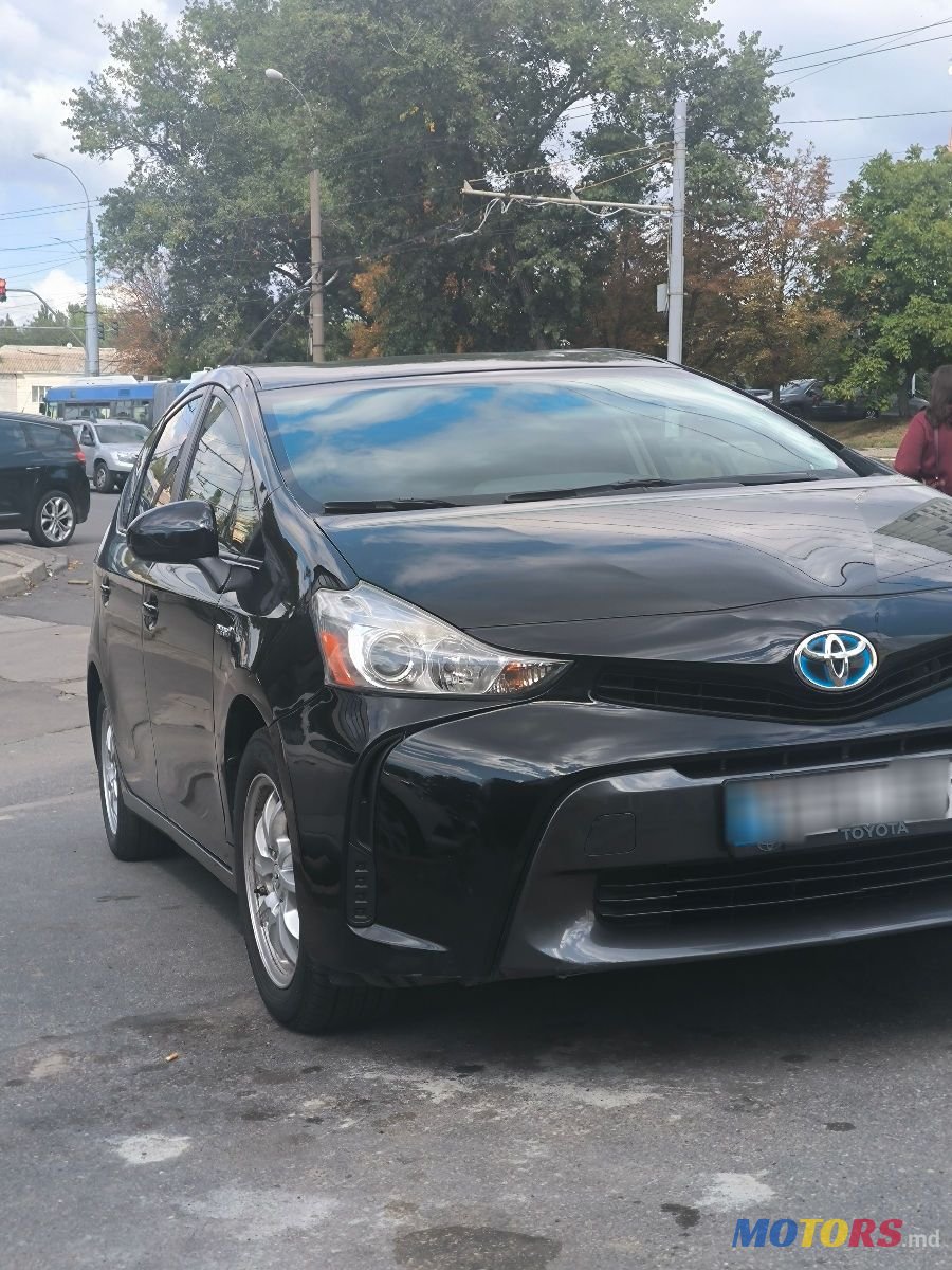 2016' Toyota Prius v photo #1