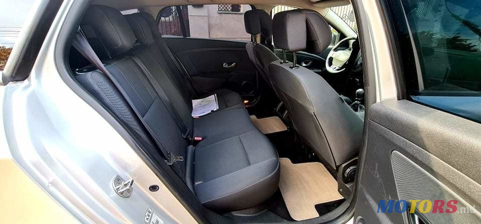 2011' Renault Megane photo #2