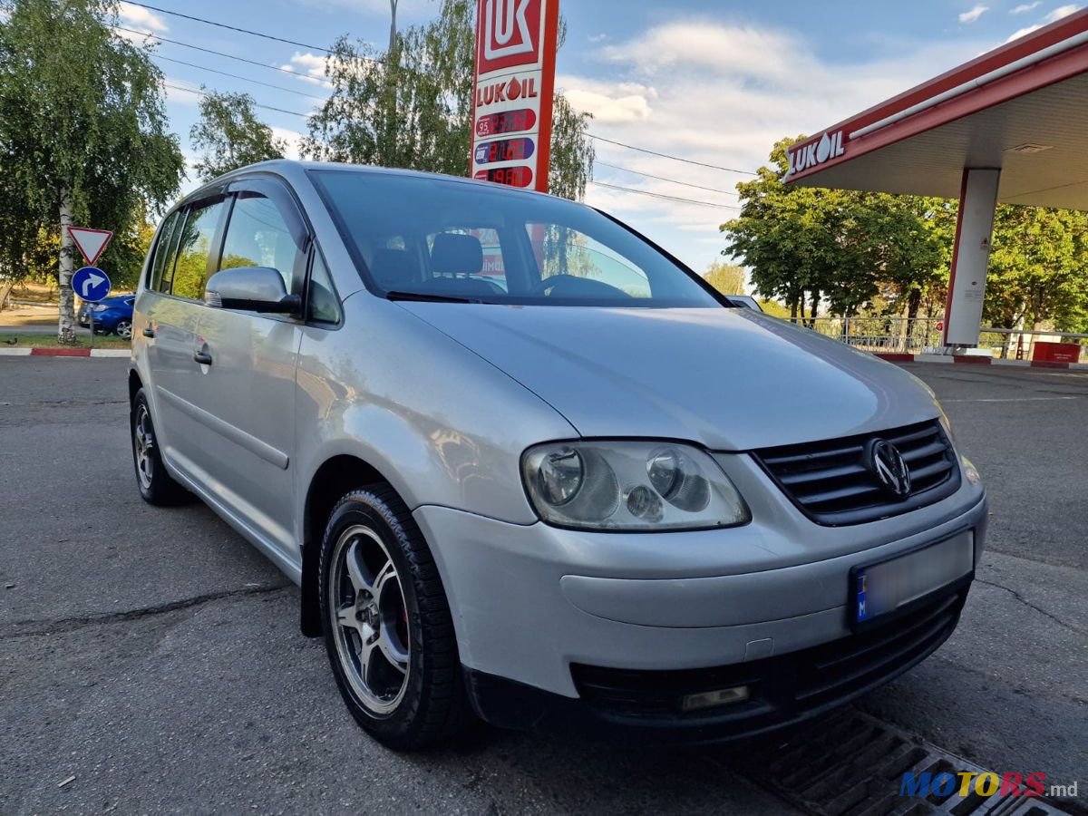 2005' Volkswagen Touran photo #3