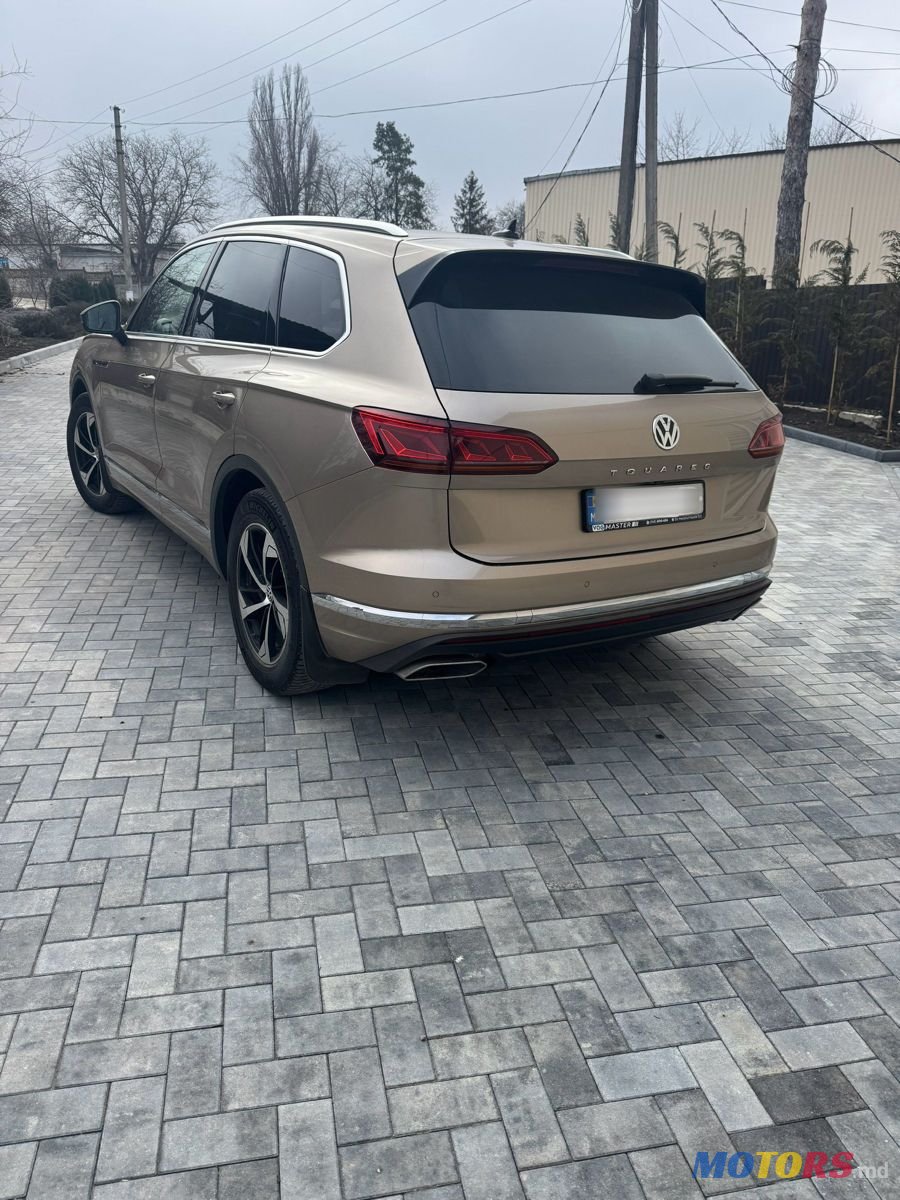 2018' Volkswagen Touareg photo #6