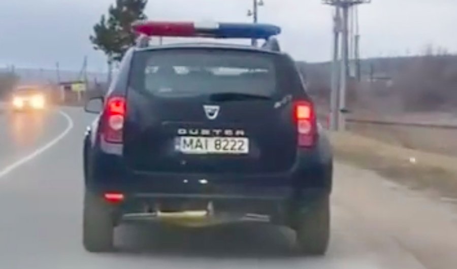 Acum nu mi-i vesel: un şofer şi-a primit pedeapsa imediată după ce a fentat o maşină a MAI din Moldova