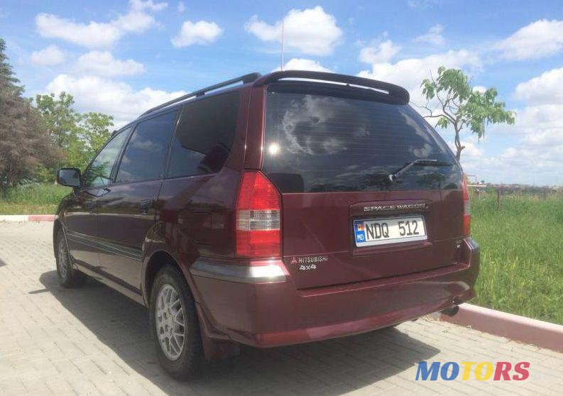 2000' Mitsubishi Space Wagon photo #2