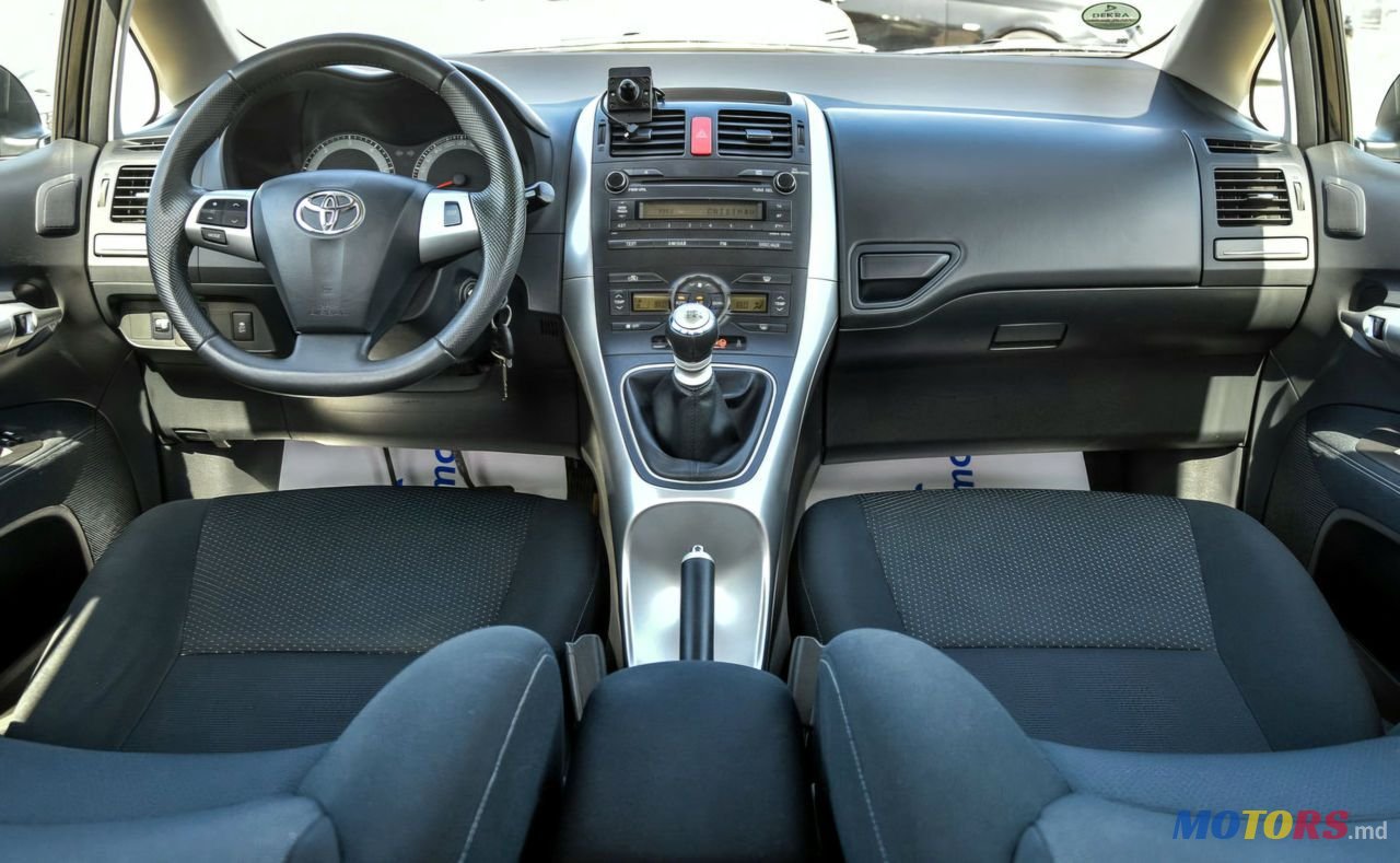 2011' Toyota Auris photo #3