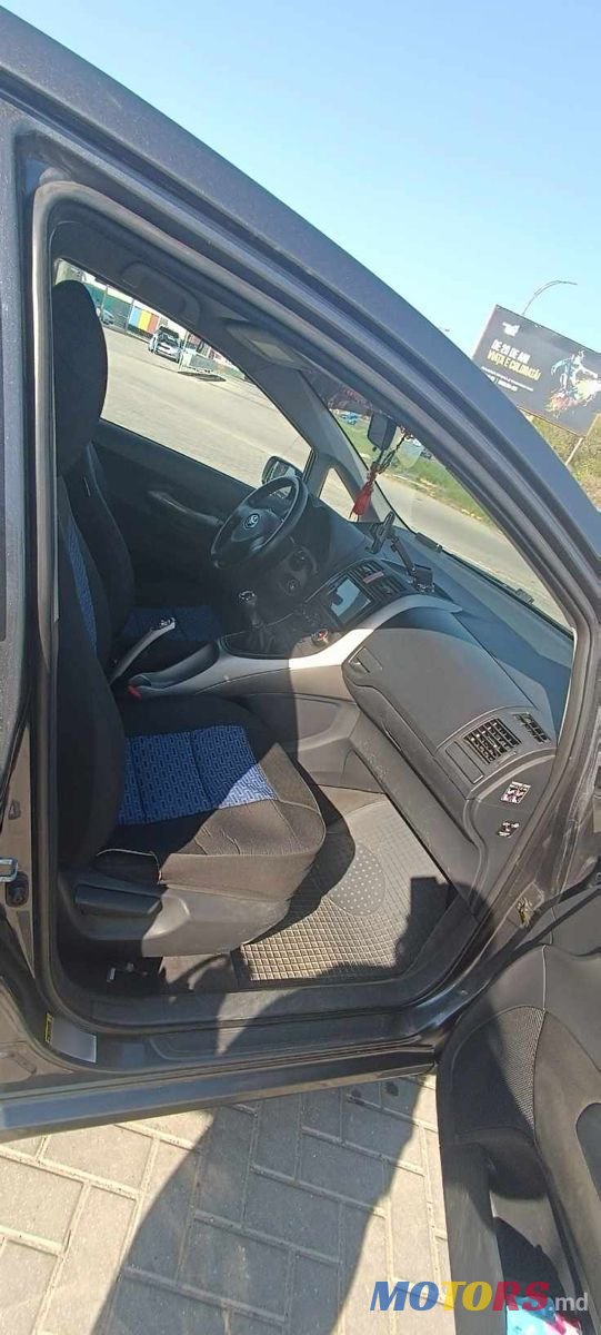 2008' Toyota Auris photo #5