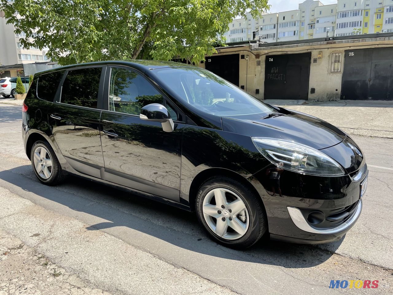 2012' Renault Grand Scenic photo #2