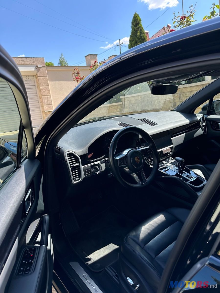 2019' Porsche Cayenne photo #2