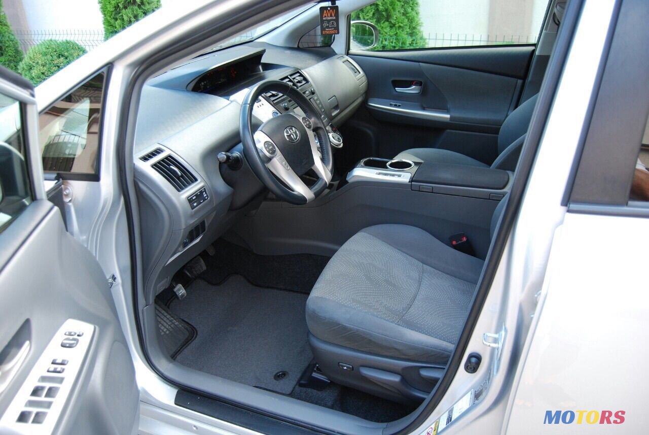 2013' Toyota Prius + photo #6