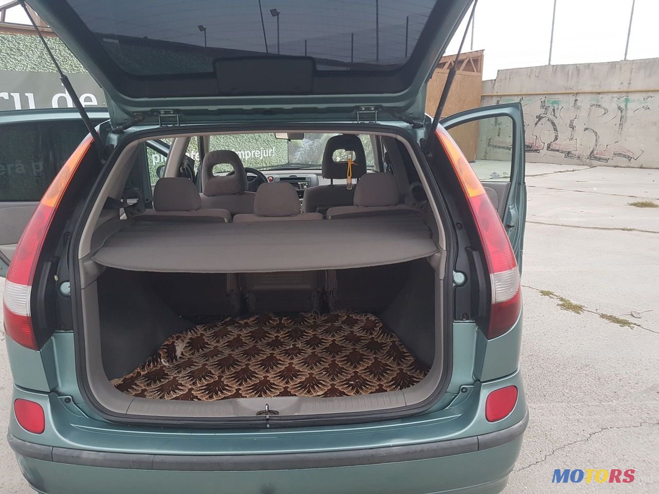 2001' Nissan Almera Tino photo #5