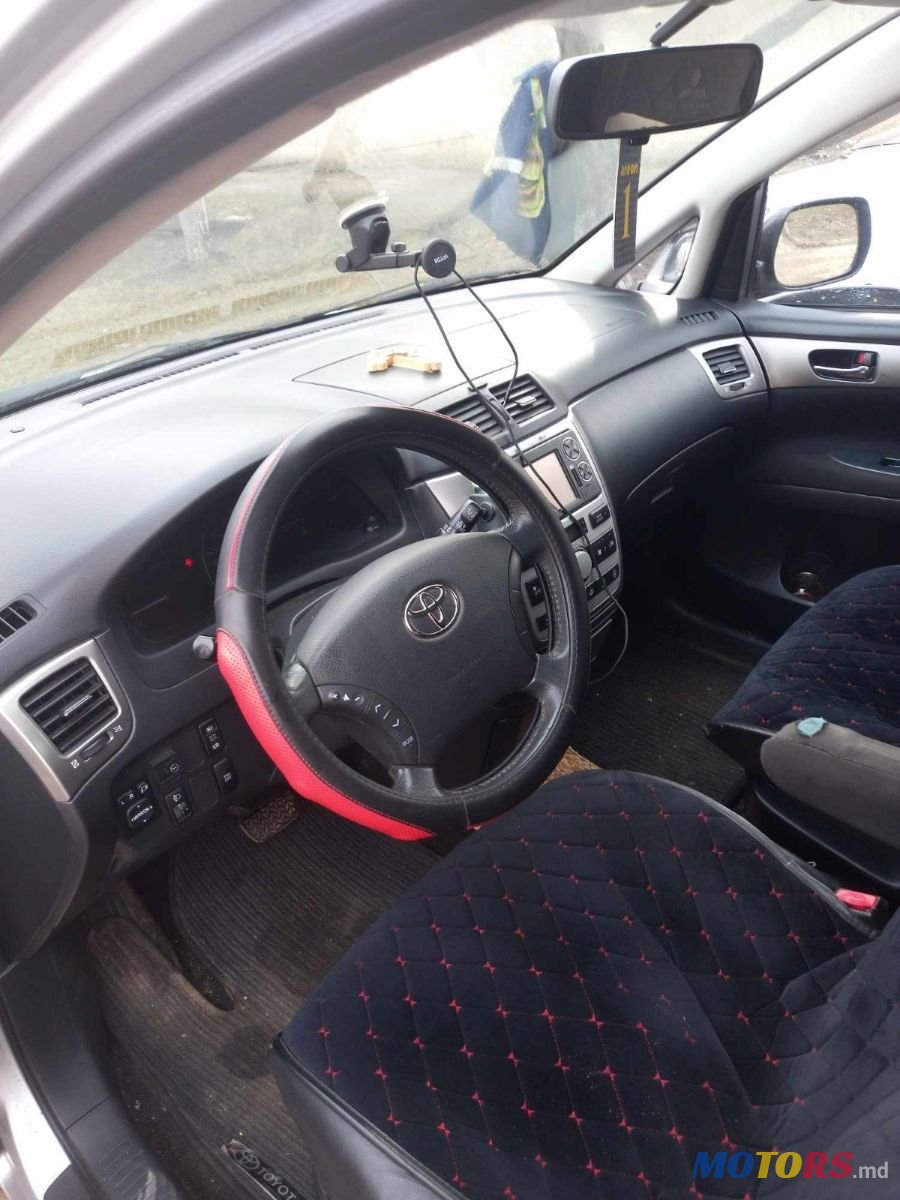 2005' Toyota Avensis Verso photo #5