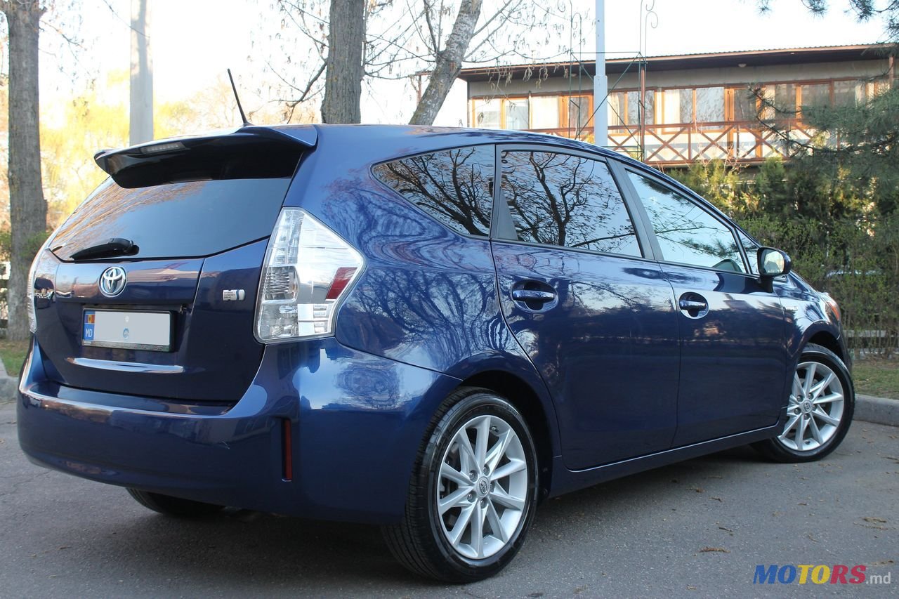 2011' Toyota Prius v photo #4