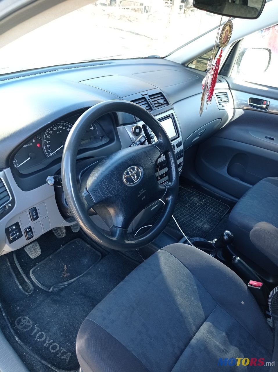 2002' Toyota Avensis Verso photo #4