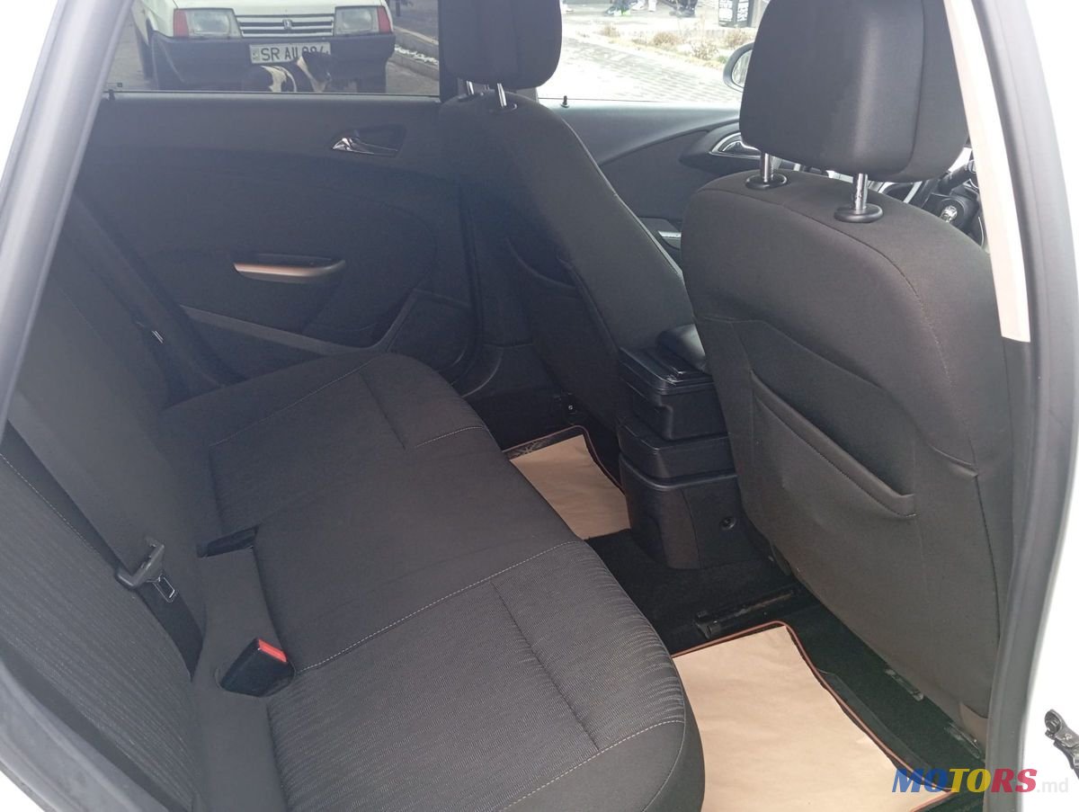 2012' Opel Astra photo #2