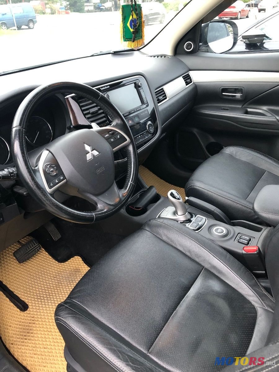 2015' Mitsubishi Outlander photo #6