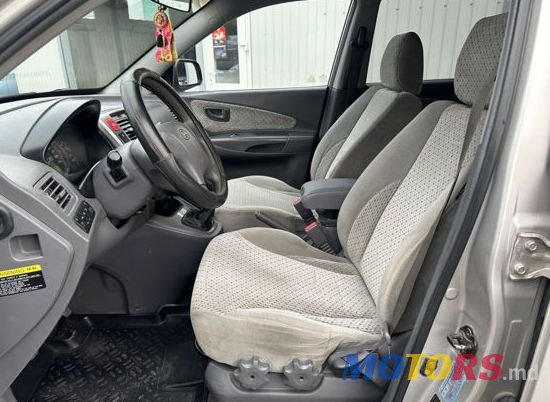 2005' Hyundai Tucson photo #5