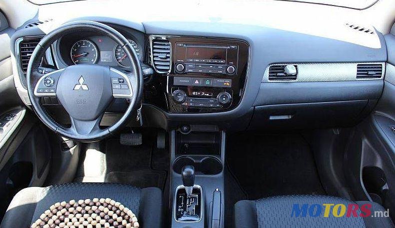 2014' Mitsubishi Outlander photo #2