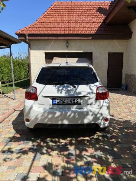 2011' Toyota Auris photo #4