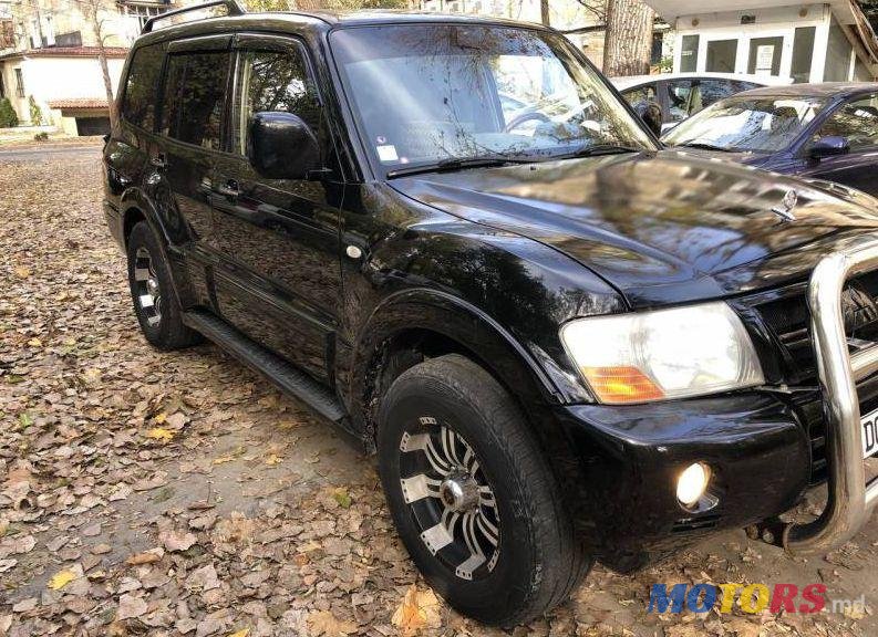 2004' Mitsubishi Pajero photo #1