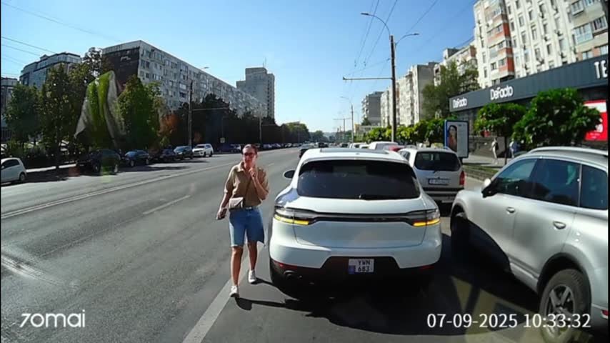 Полиция нашла водителя Porsche, заблокировавшего полосу для общественного транспорта