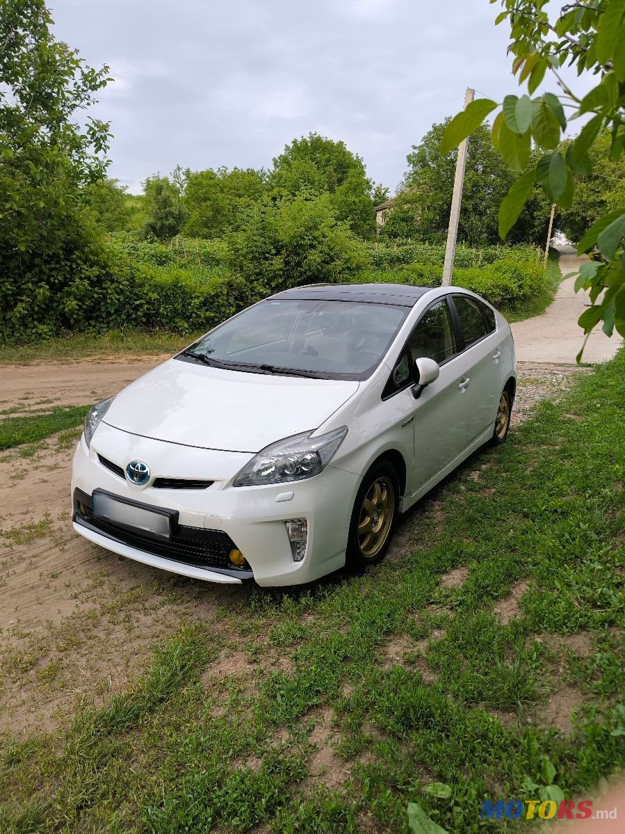 2013' Toyota Prius photo #2