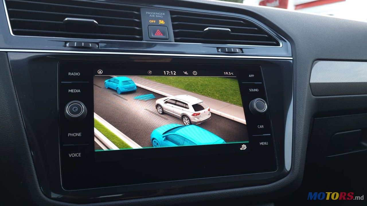 2022' Volkswagen Tiguan photo #6