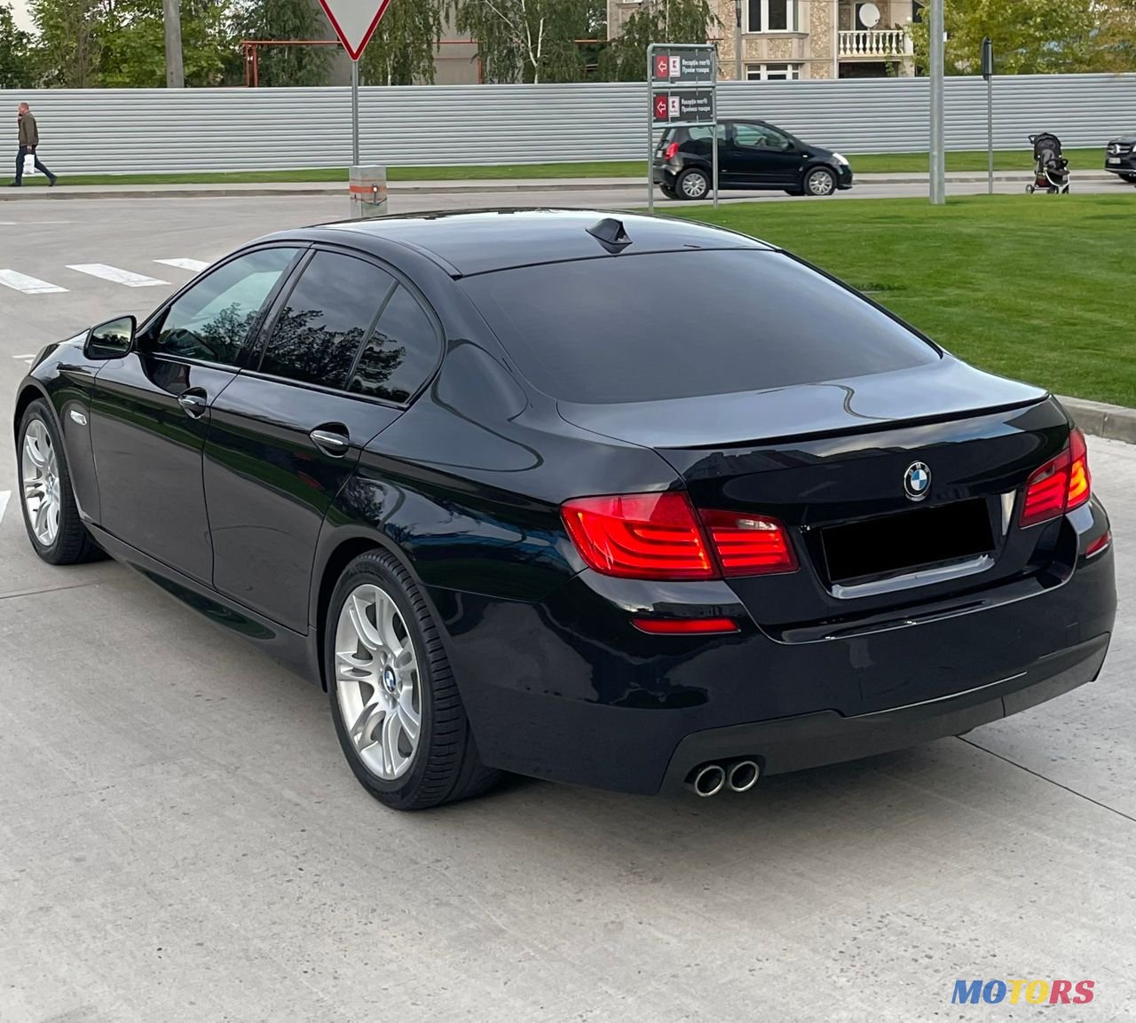 2011' BMW 5 Series photo #3