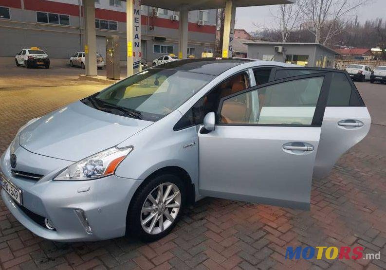 2013' Toyota Prius v photo #1