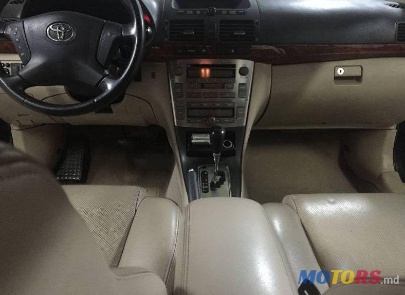 2004' Toyota Avensis photo #2