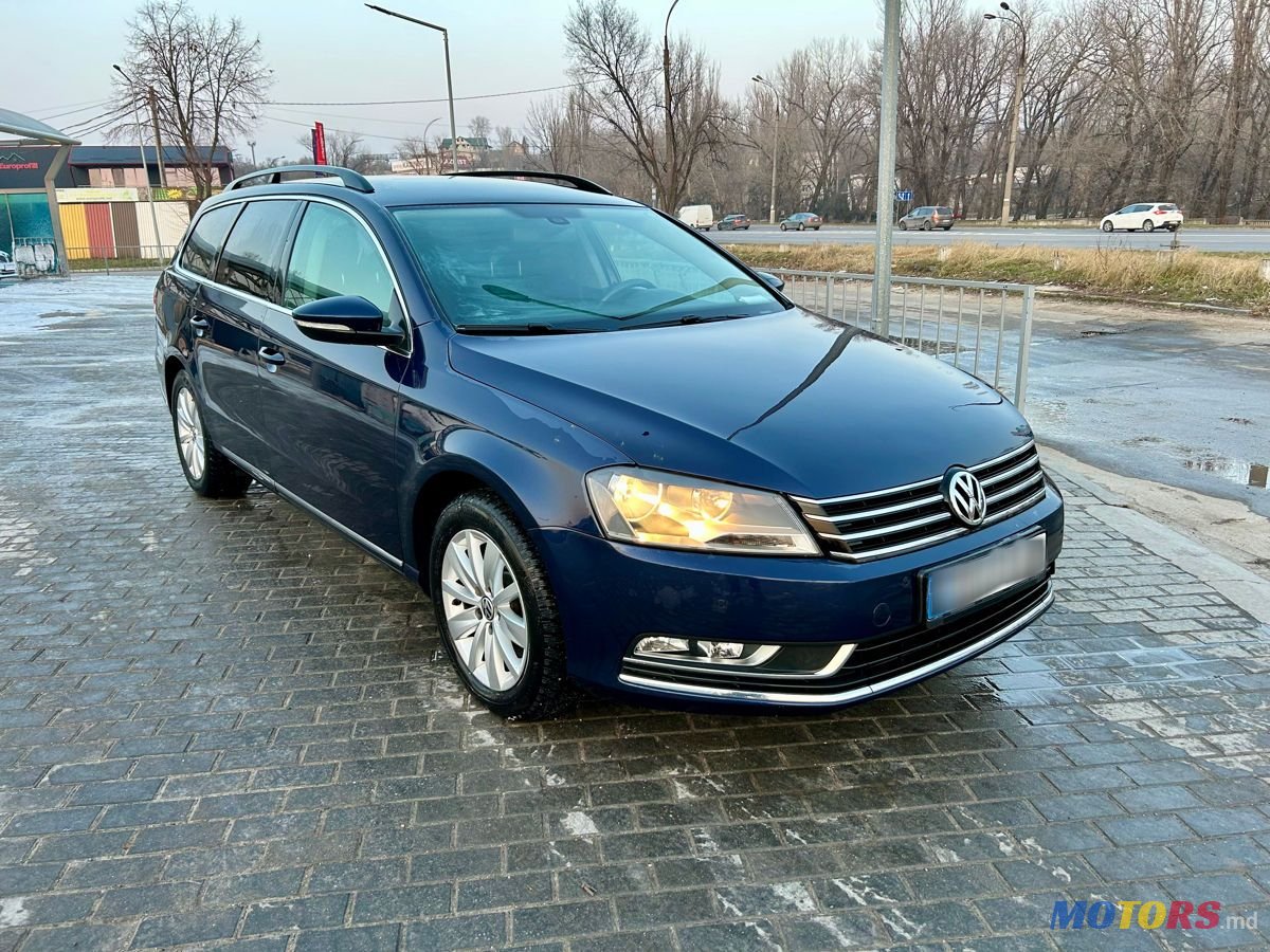 2011' Volkswagen Passat photo #2