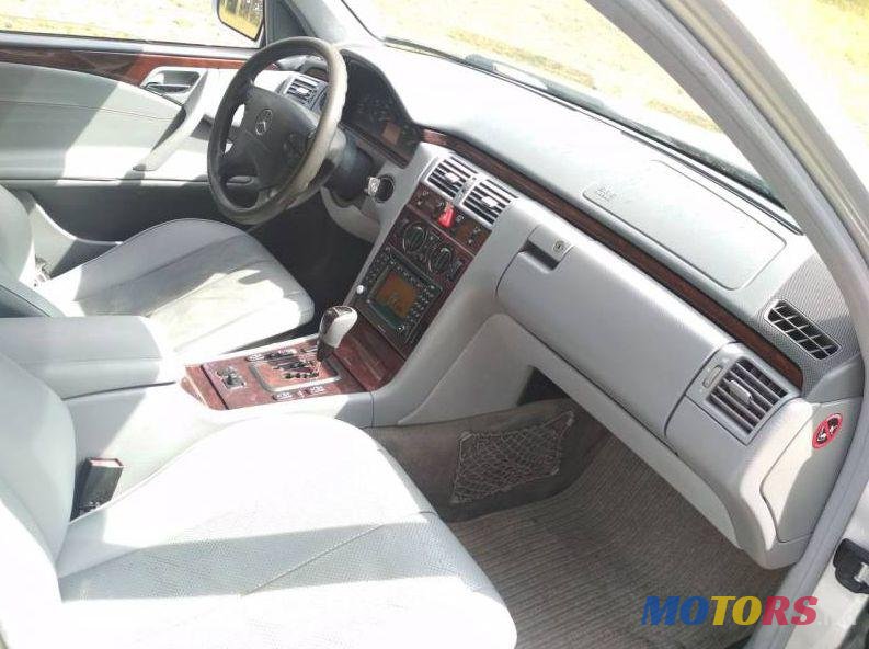 2000' Mercedes-Benz E photo #2