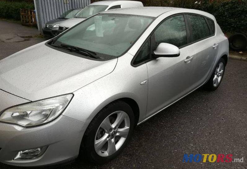 2011' Opel Astra photo #1