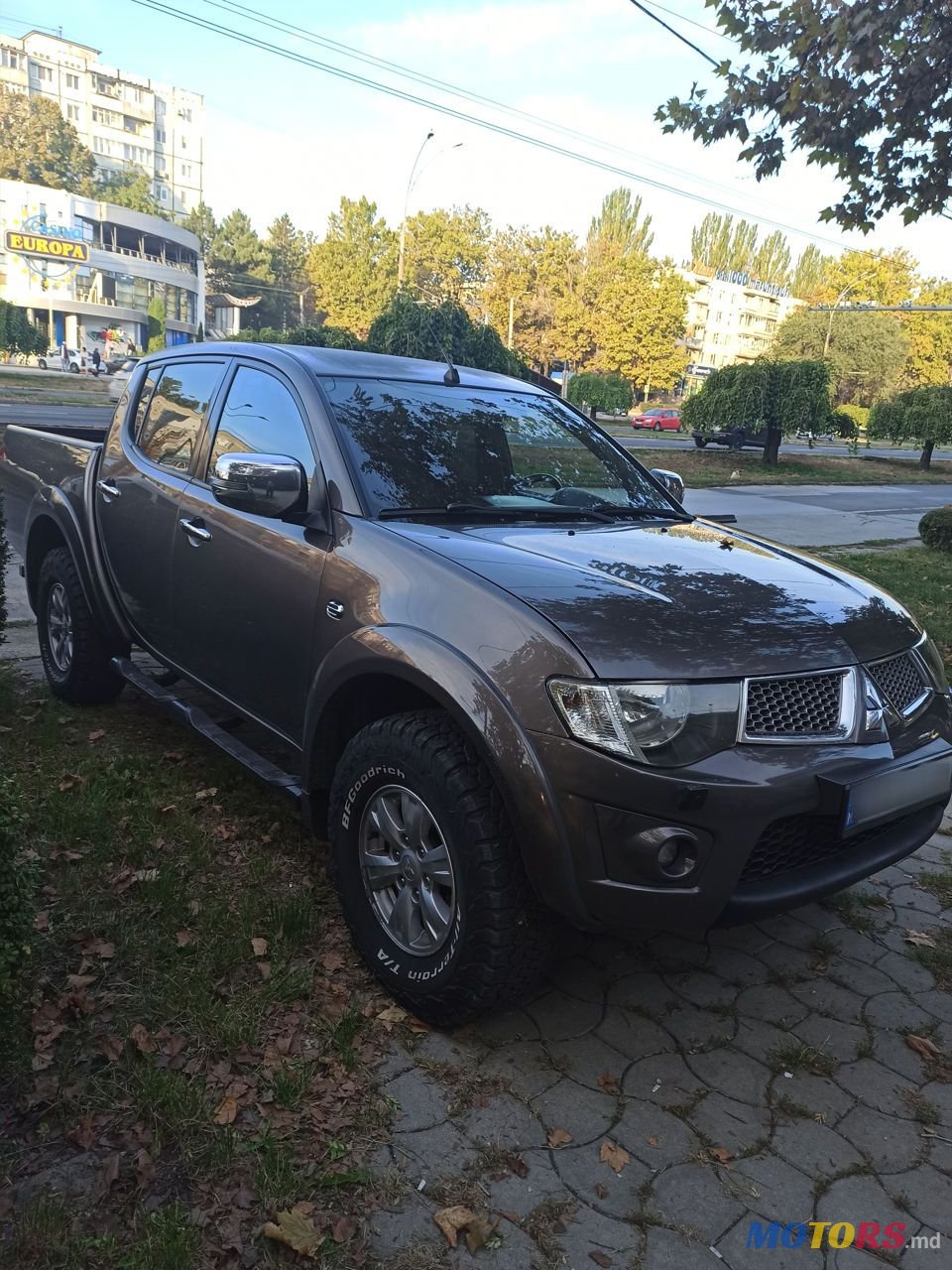 2013' Mitsubishi L Series photo #1