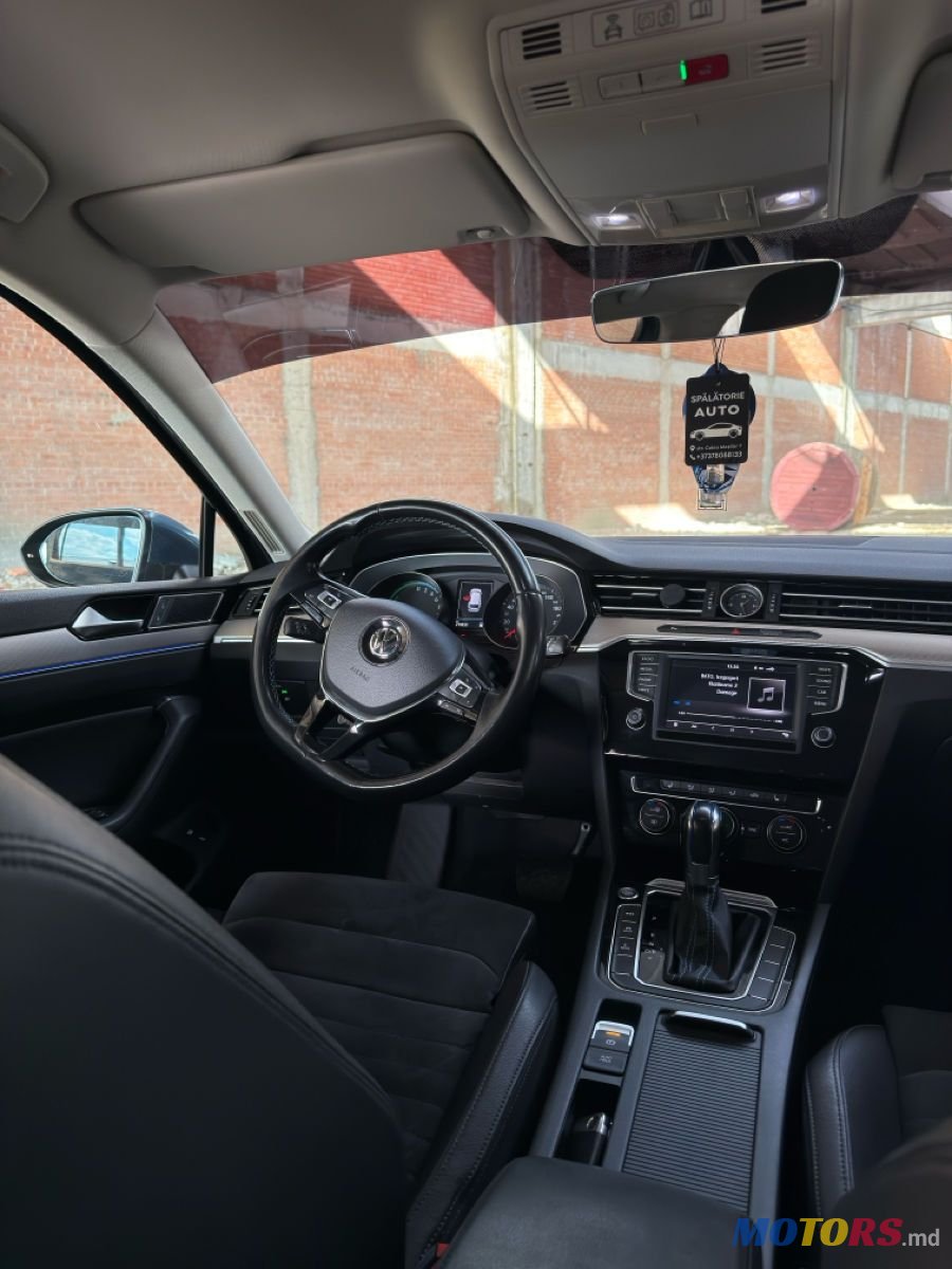 2016' Volkswagen Passat photo #6