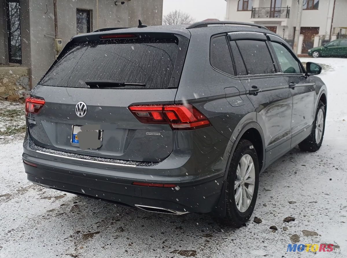 2020' Volkswagen Tiguan photo #4