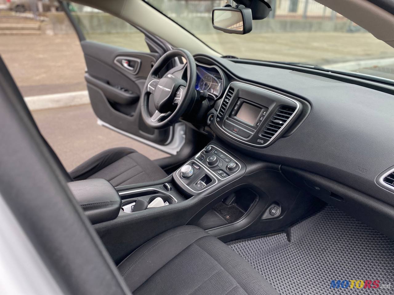 2015' Chrysler 200 photo #2