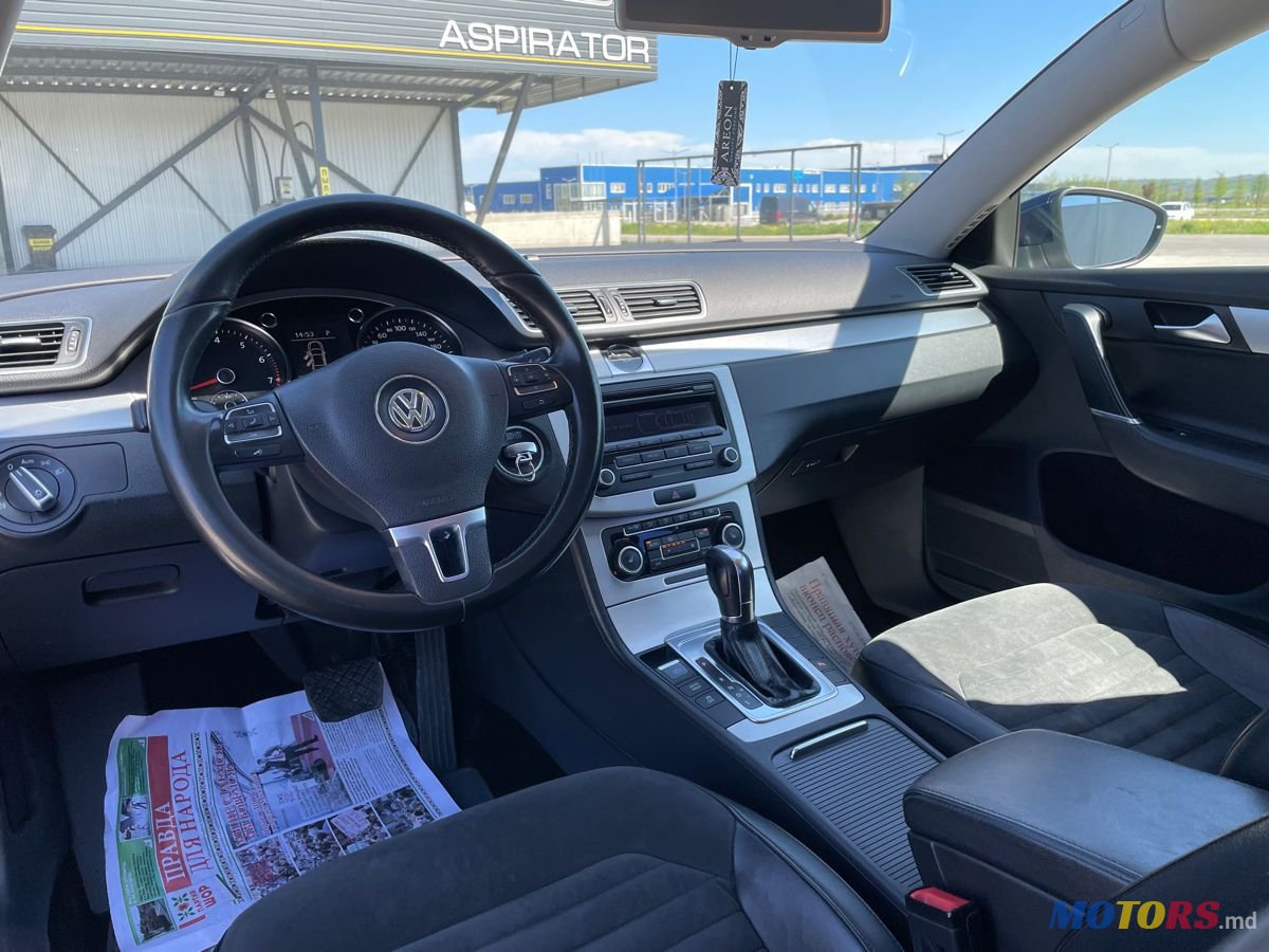 2011' Volkswagen Passat photo #6