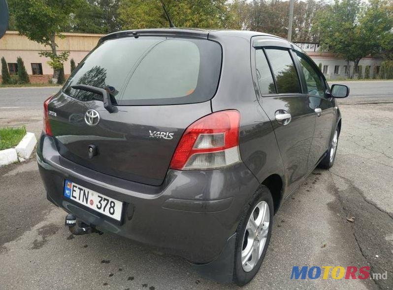 2011' Toyota Yaris photo #2