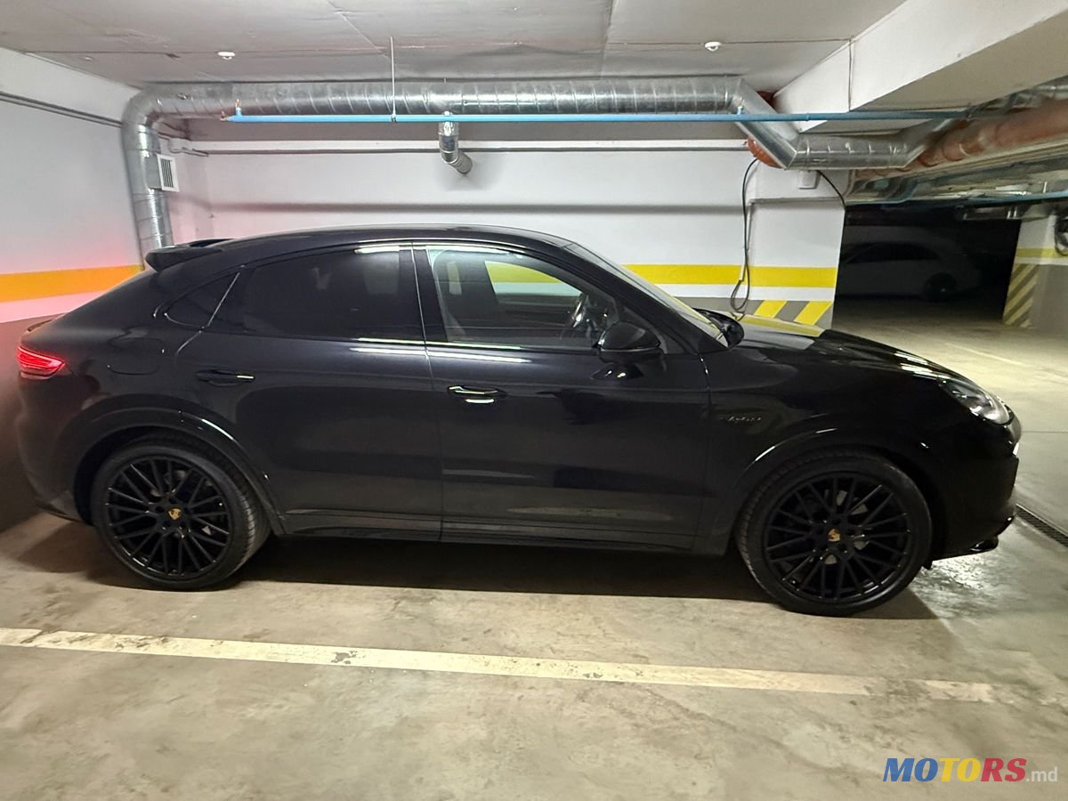 2021' Porsche Cayenne Coupe photo #2