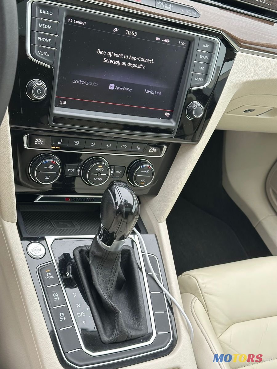 2015' Volkswagen Passat photo #6