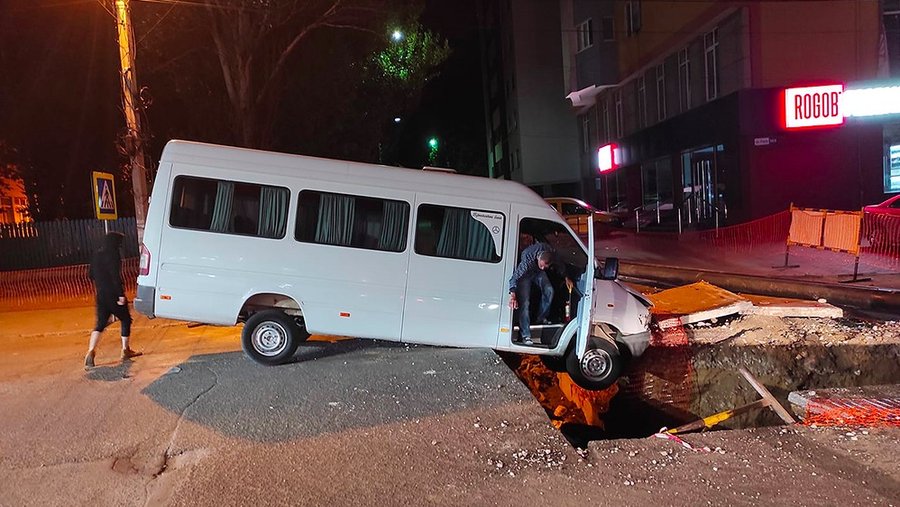 Reparaţii de drumuri în Chişinău: un microbuz a ajuns azi noapte într-o groapă imensă, nesemnalizată, de pe strada Paris