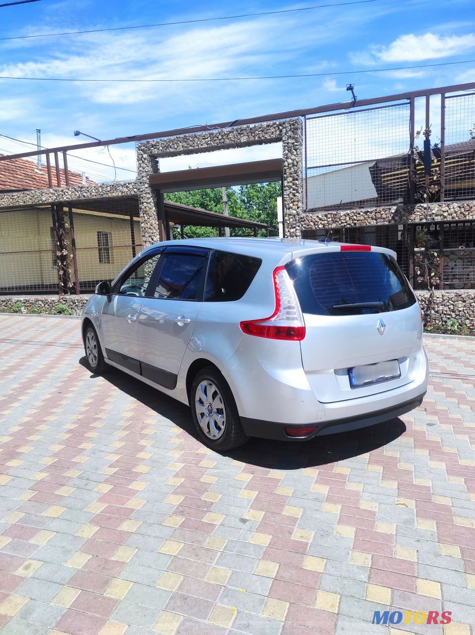 2010' Renault Grand Scenic photo #3