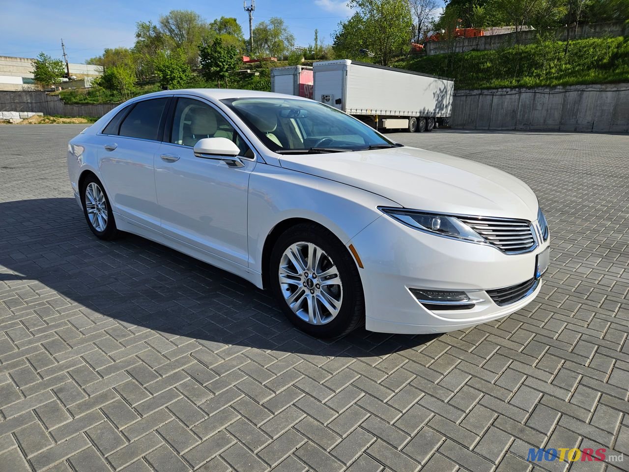 2014' Lincoln MKZ photo #2