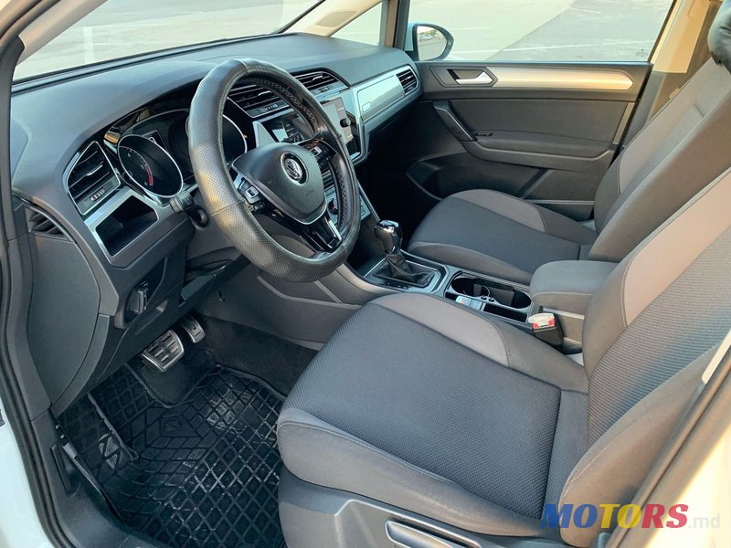 2018' Volkswagen Touran photo #5