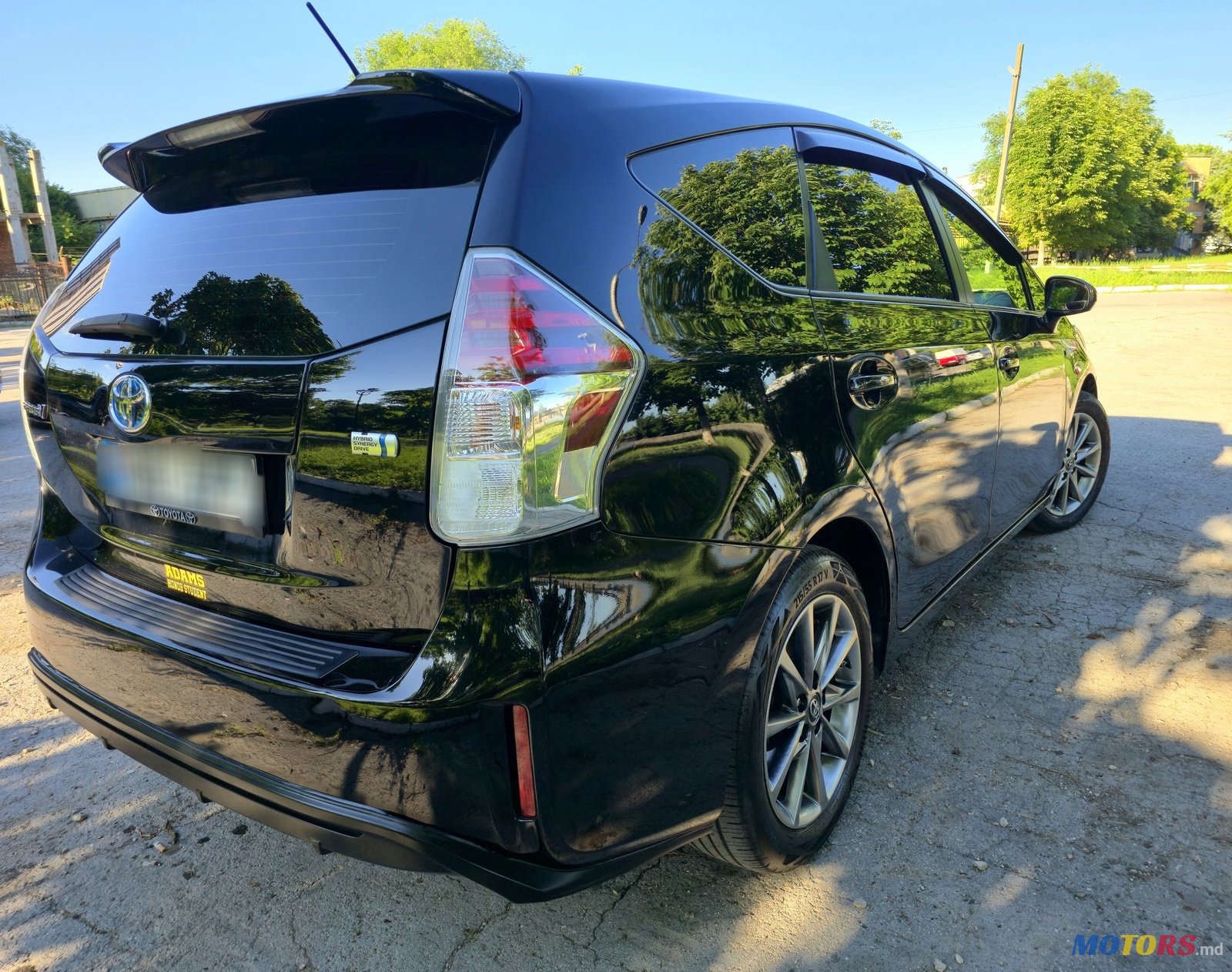 2017' Toyota Prius v photo #2