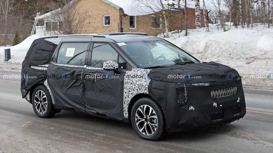 Refreshed Kia Carnival Spied With Big Styling Changes