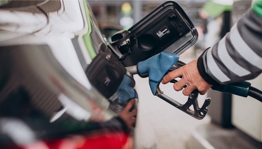 Benzina se scumpește ușor. ANRE a stabilit prețurile plafon pentru următoarele 2 zile.