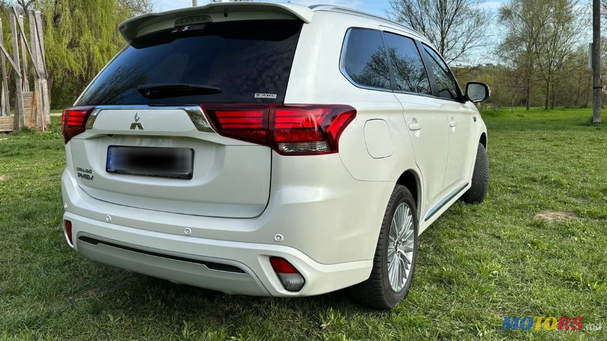 2020' Mitsubishi Outlander photo #2