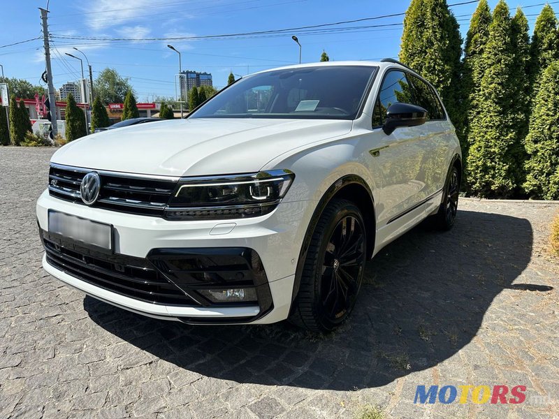 2019' Volkswagen Tiguan photo #2