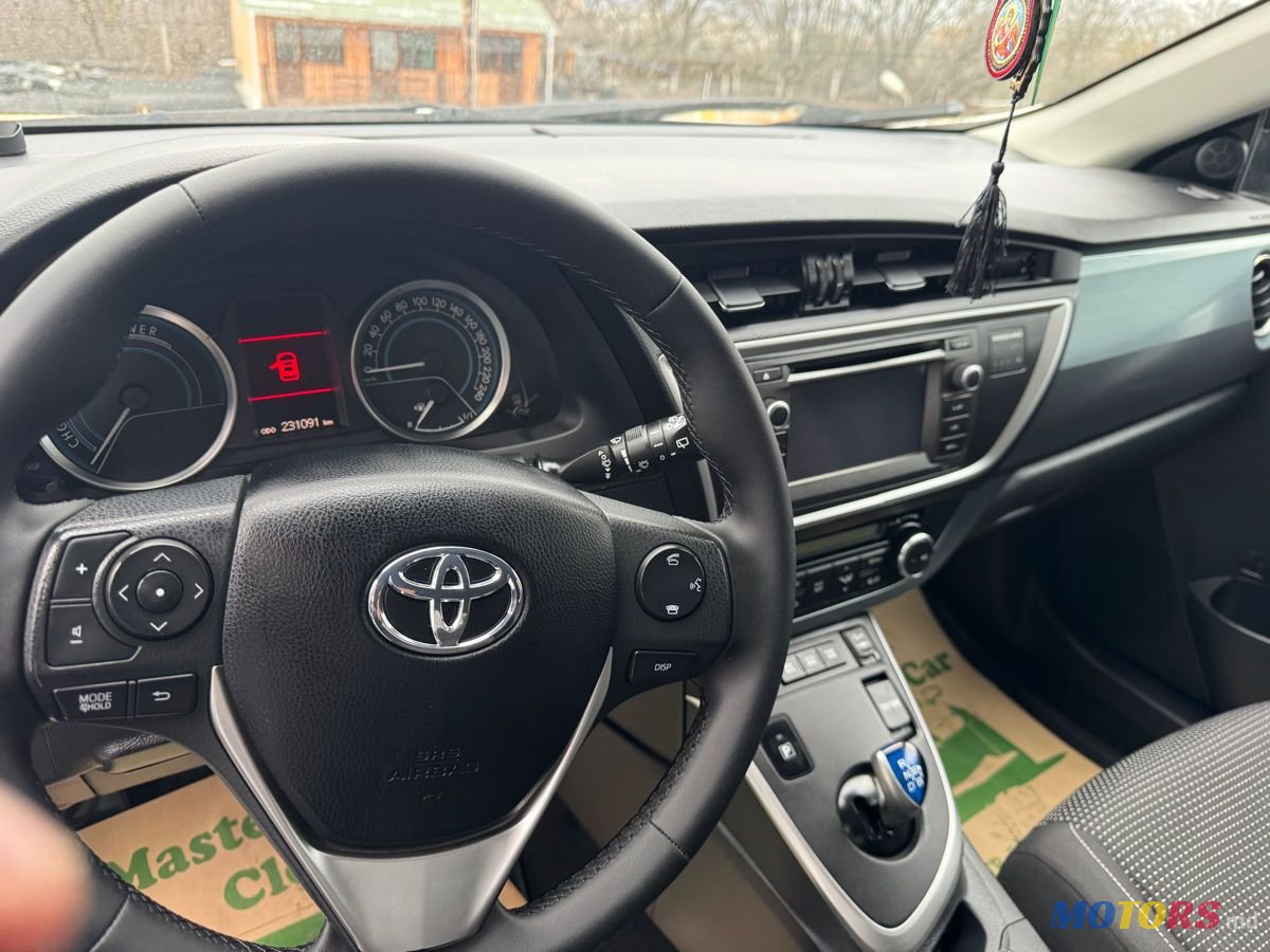 2013' Toyota Auris photo #3